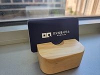 모모법률사무소 로고와 이름이 표시된 명함을 사무실에서 직접 촬영한 사진