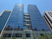 맑은 하늘 아래 선릉역 인근 한신인터밸리24빌딩 정면 외관