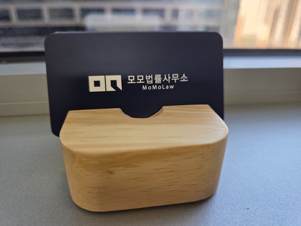 모모법률사무소 로고와 이름이 표시된 명함을 사무실에서 직접 촬영한 사진
