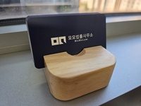 모모법률사무소 로고와 이름이 표시된 명함을 사무실에서 직접 촬영한 사진