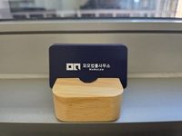 모모법률사무소 로고와 이름이 표시된 명함을 사무실에서 직접 촬영한 사진
