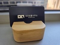 모모법률사무소 로고와 이름이 표시된 명함을 사무실에서 직접 촬영한 사진